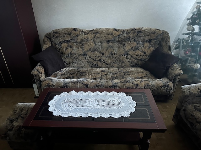 Predám sedačku, 2 kreslá, 3 taburetky