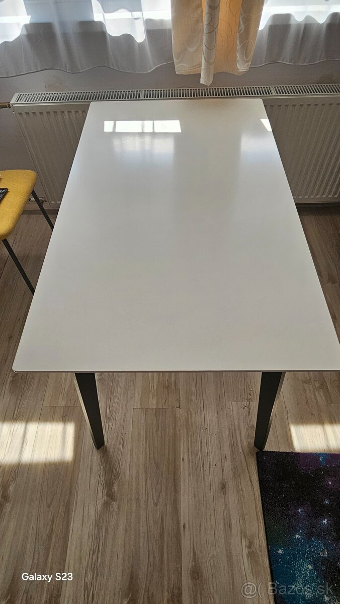 Jedálenský stôl