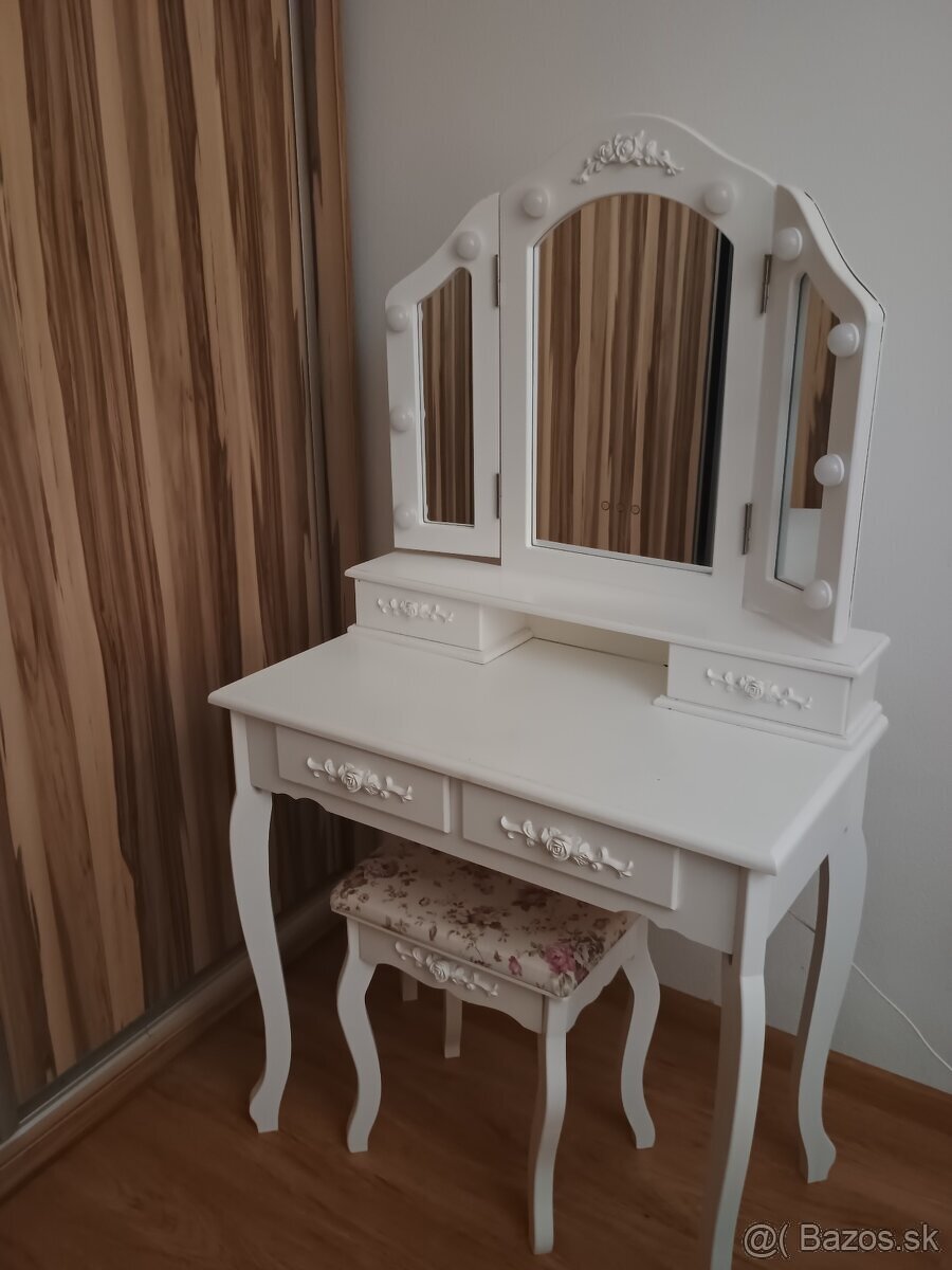 Kzmeticky stolik