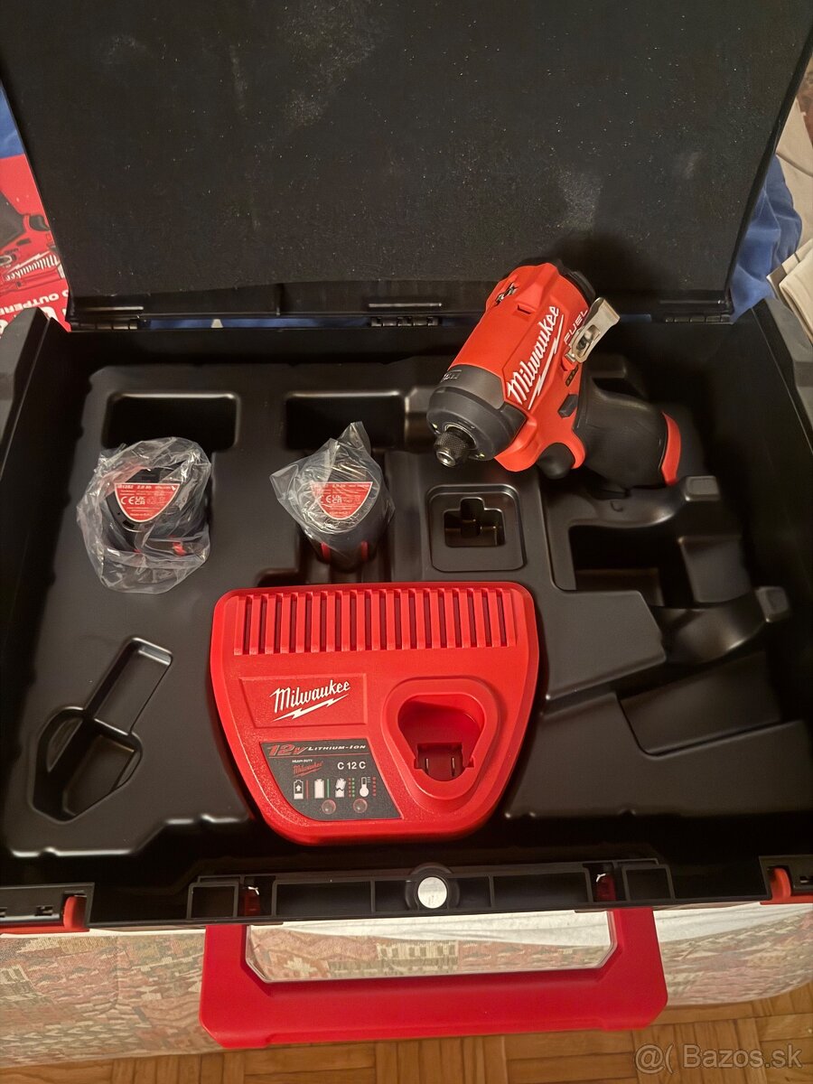 MILWAUKEE M12 FUEL™ 1/4” Hex aku rázový uťahovák - kompaktný
