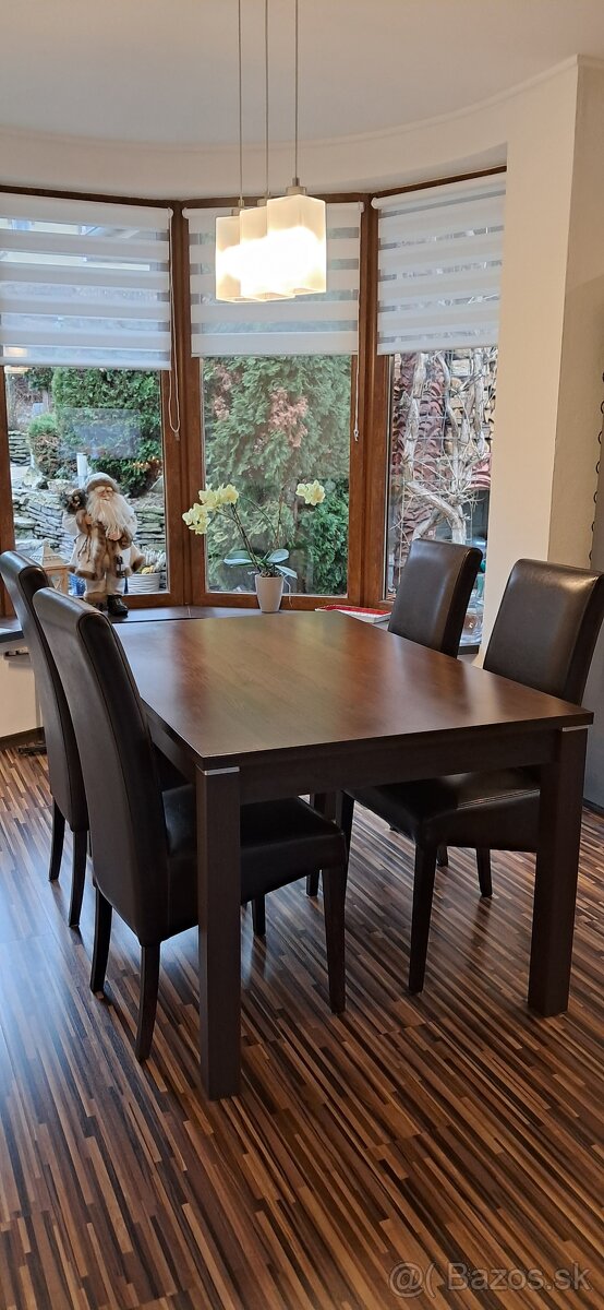 Jedalesky stol a 4ks stolicky