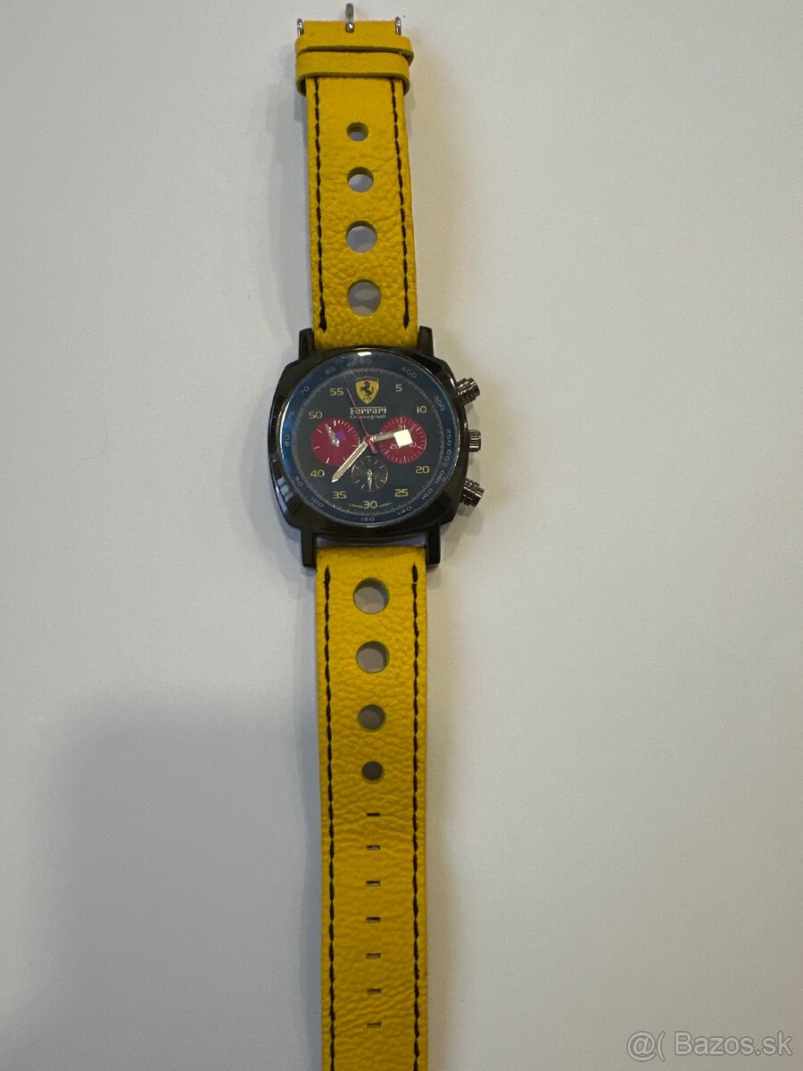Hodinky so žltým ramienkom