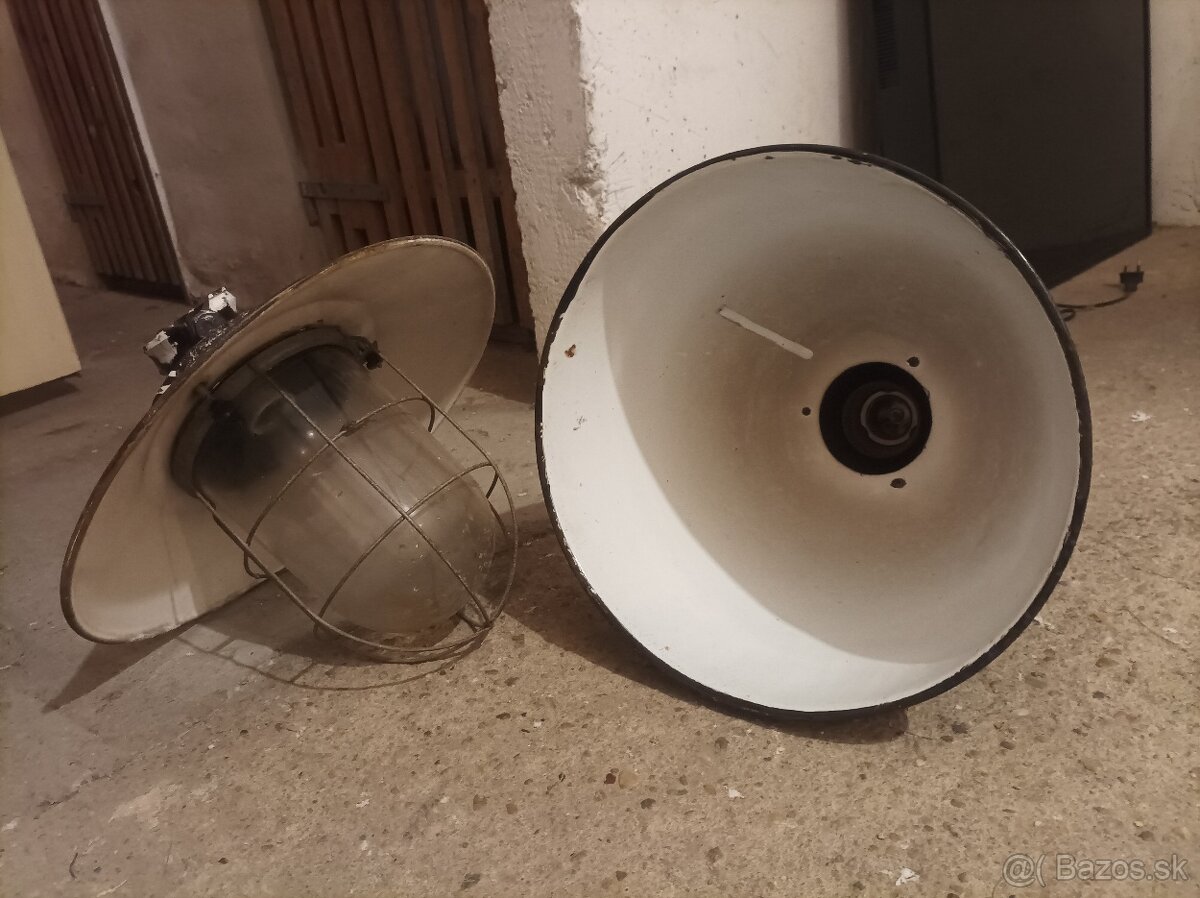 Staré priemyselné lampy