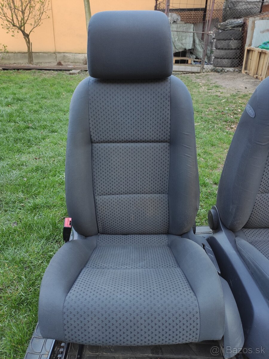 VW TOURAN Sedačky