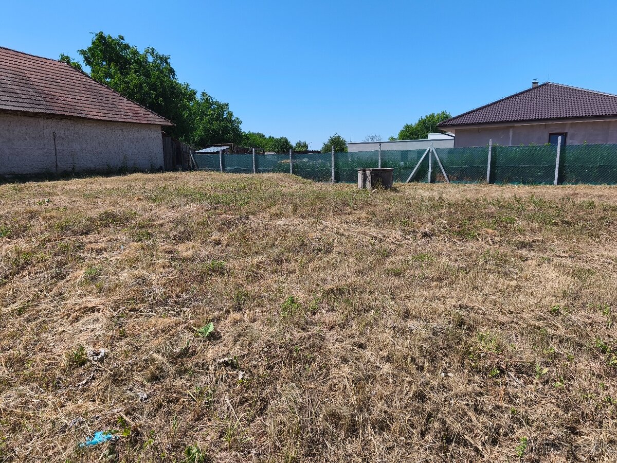 Predám pozemok v obci Žitavce 500m2.