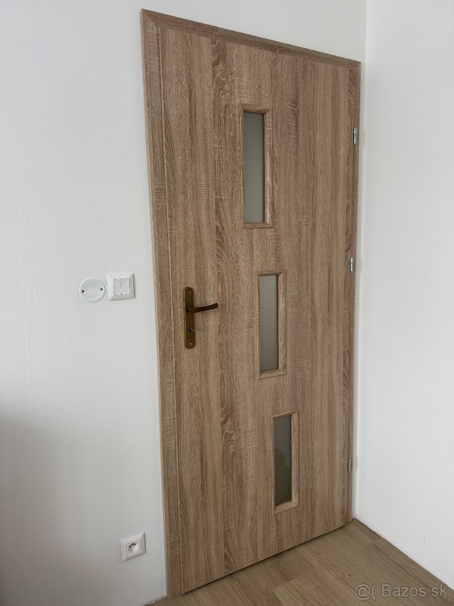 Interiérové dvere práve so zárubňou