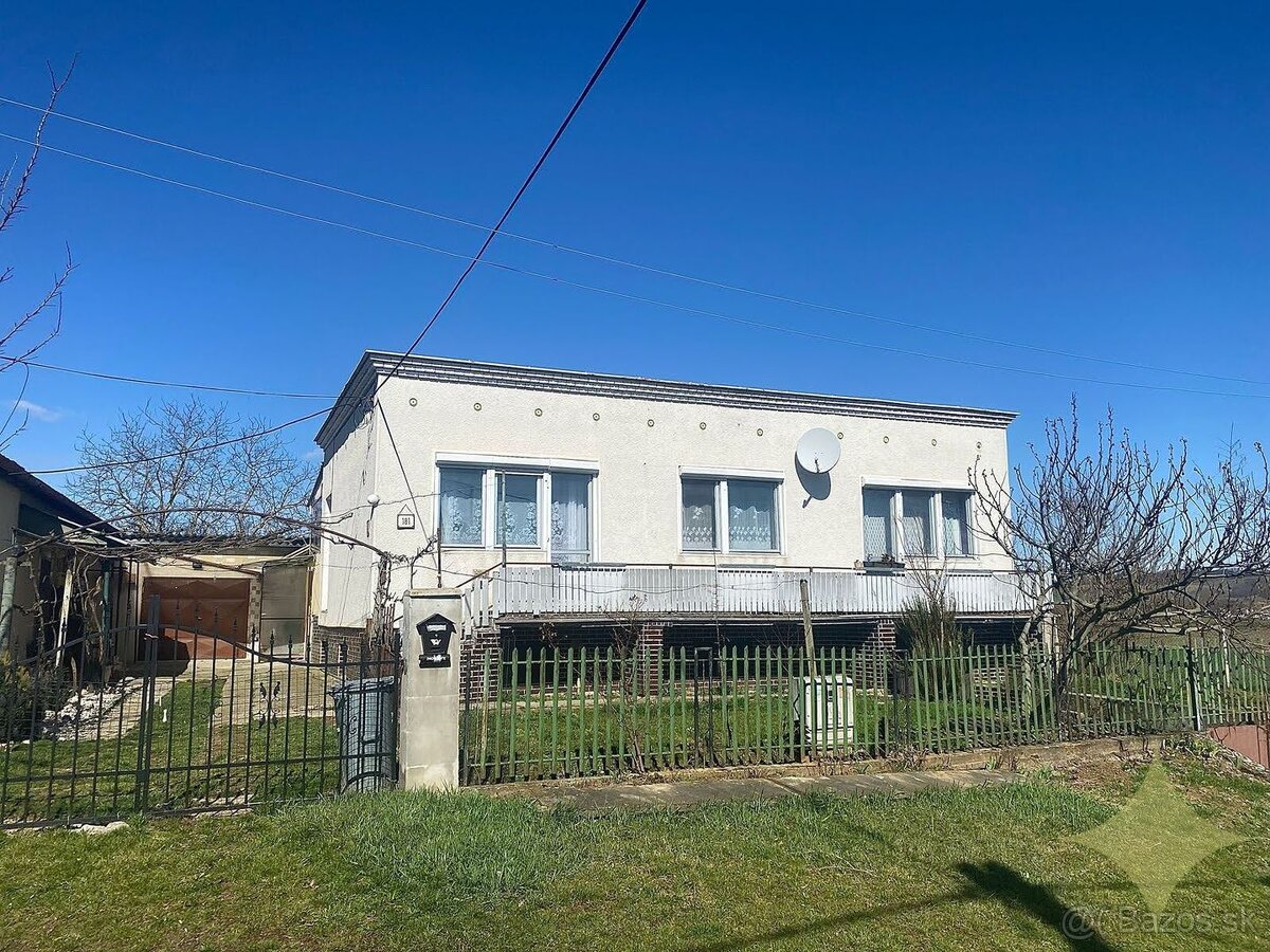 Dvojpodlažný rodinný dom z roku 1995 na okraji obce - Kosihy