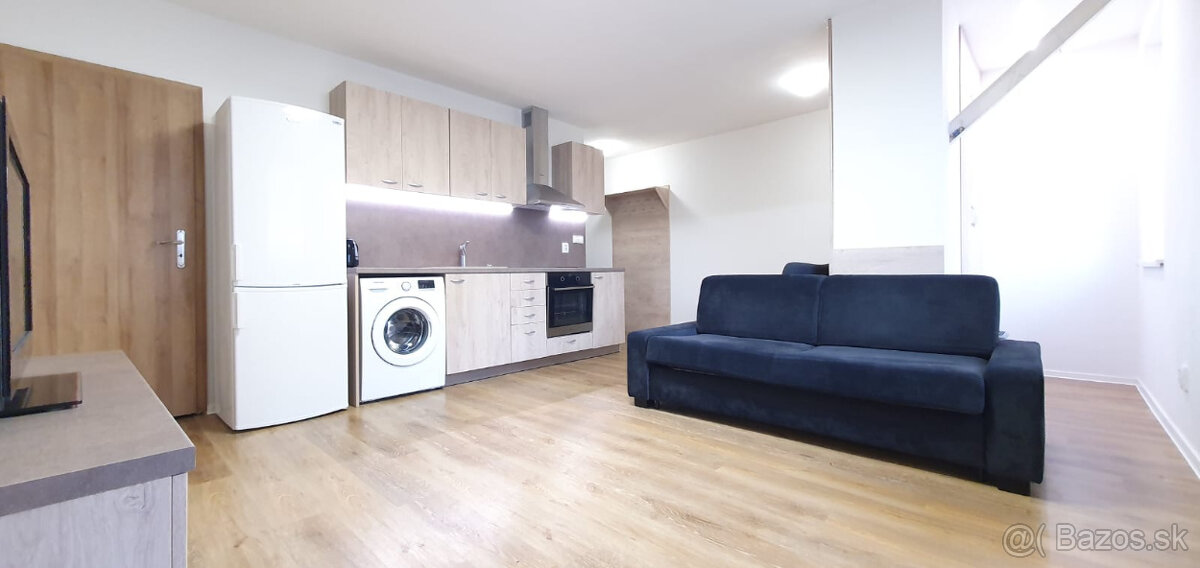 Prenájom 1 izbového bytu s parkovacím státím v centre BB