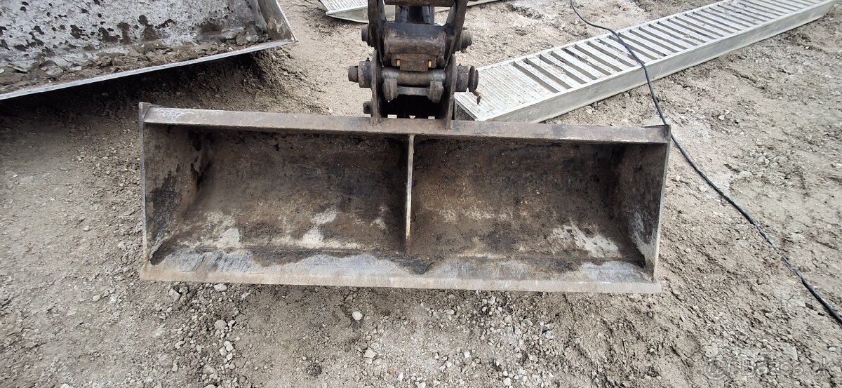 Pevná svahovacia lyžica uchyt JCB 4/3cx,65r