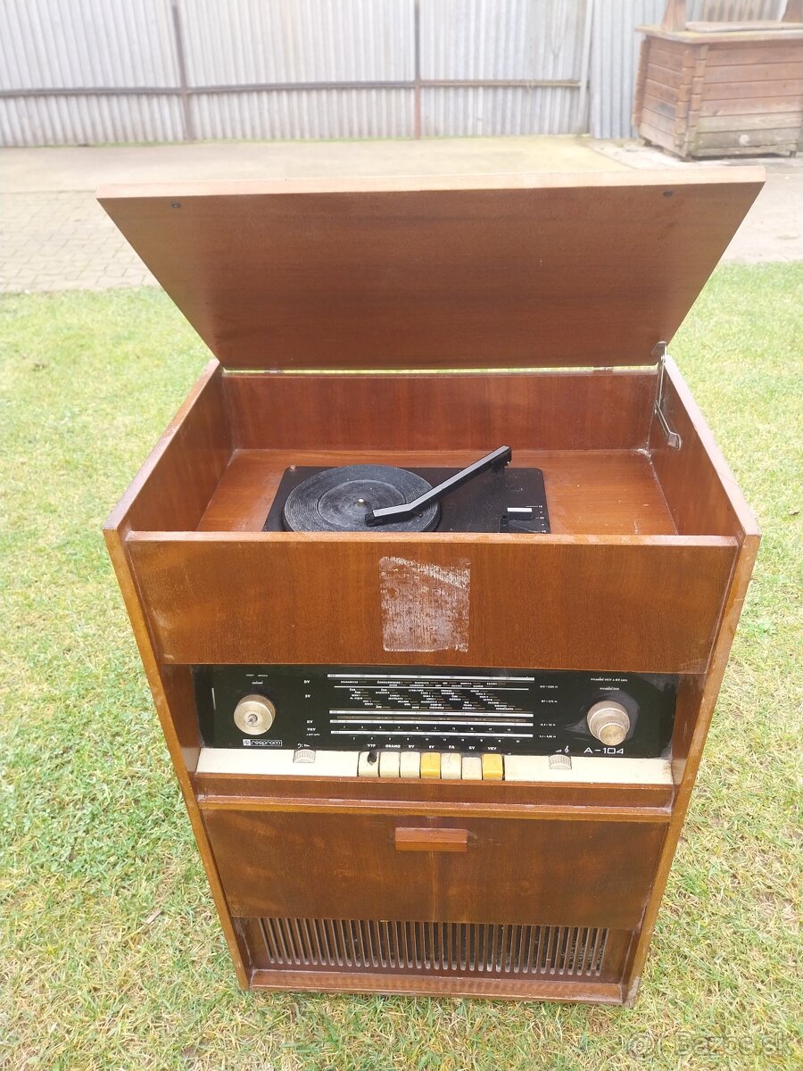 Starožitné rádio s gramofónom