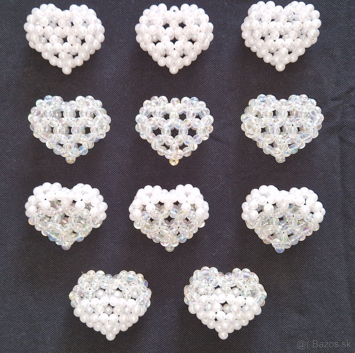 Krásny ručne šitý prívesok: srdce z korálok