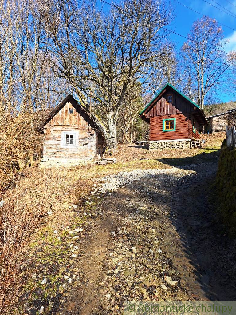 Dve drevenice na jednom pozemku v horách Javorníkov na pre
