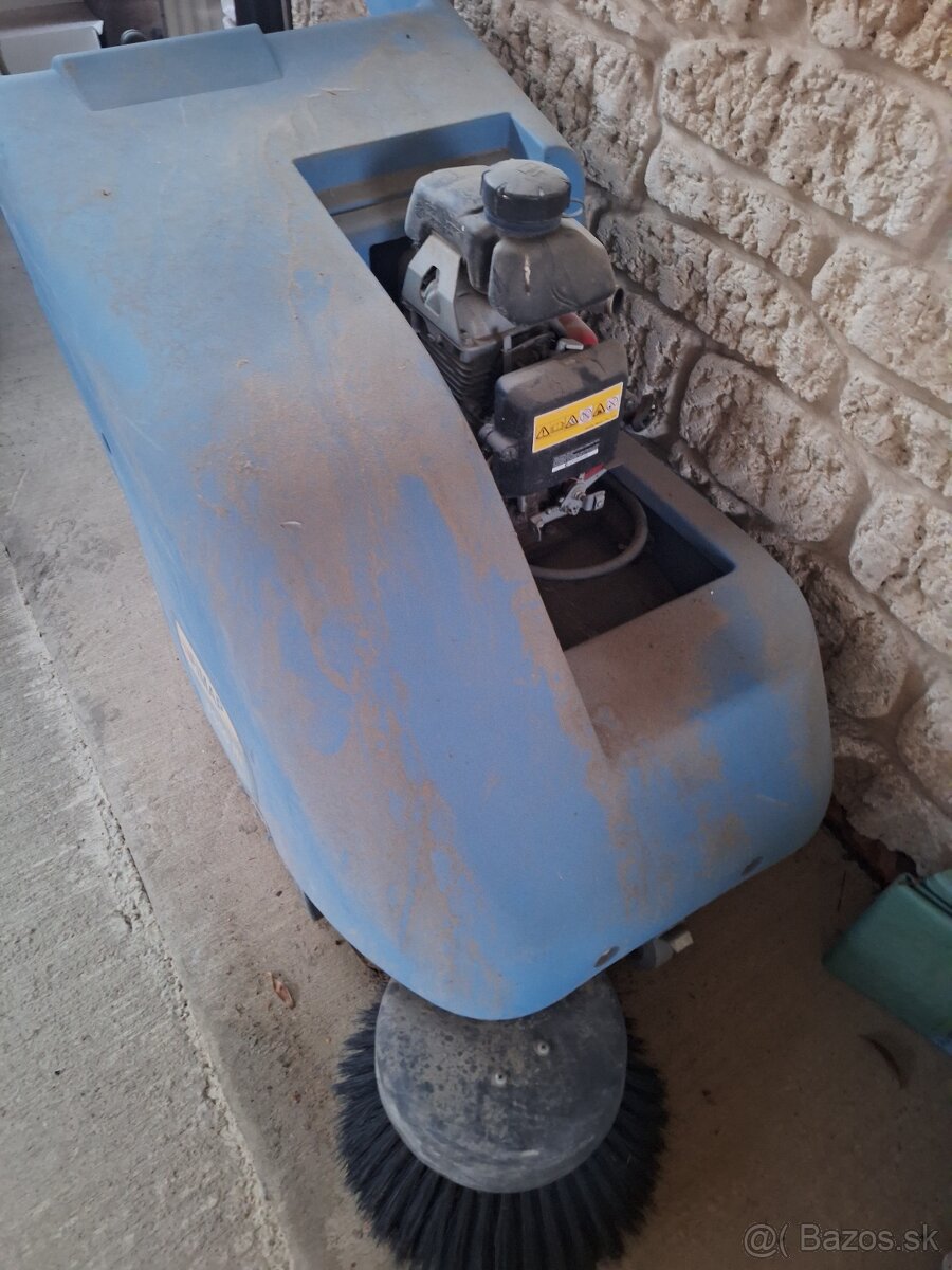 Motorová zametacia metla