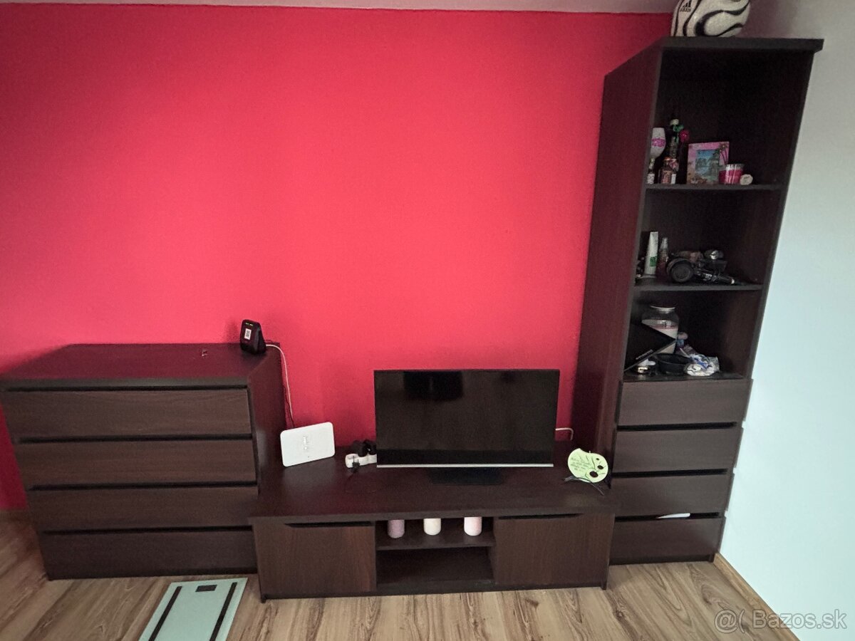 Komoda,poličky,postel