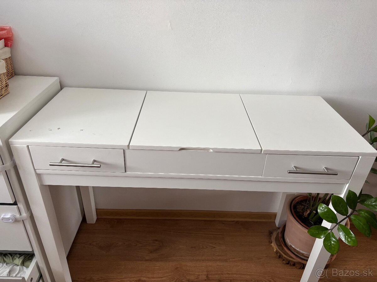 Kozmetický stolík