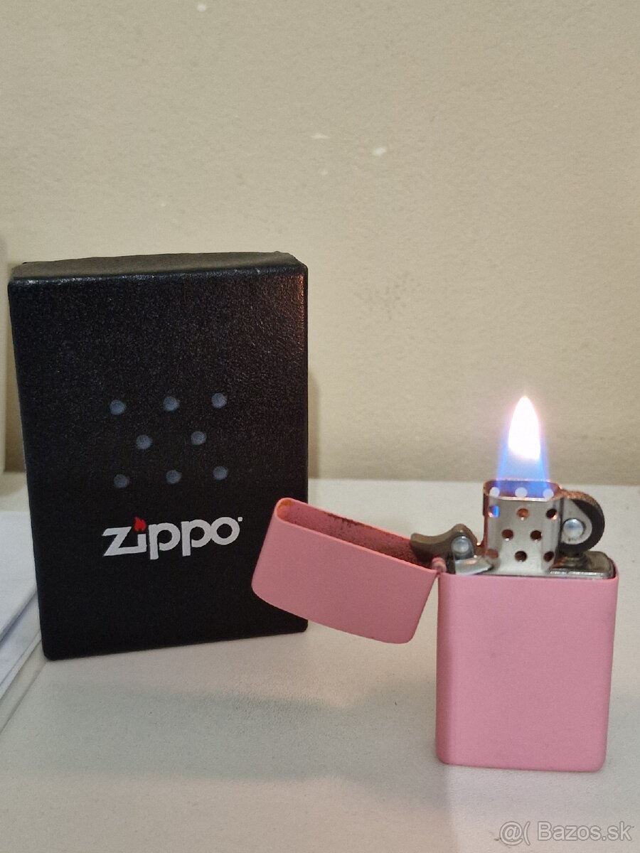 Dámsky zapaľovač ZIPPO. Komplet ako nový.