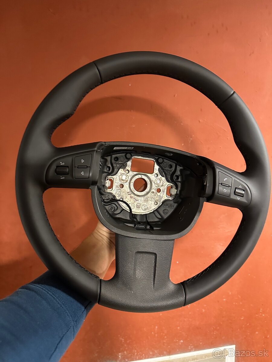 Mám na predaj 3 ramenný multifunkčný volant škoda