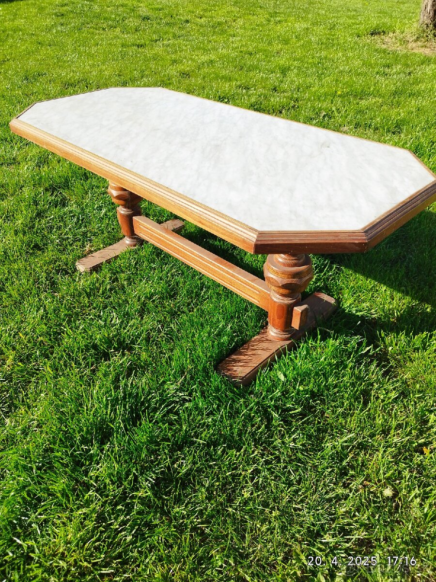 konferenčný stolík