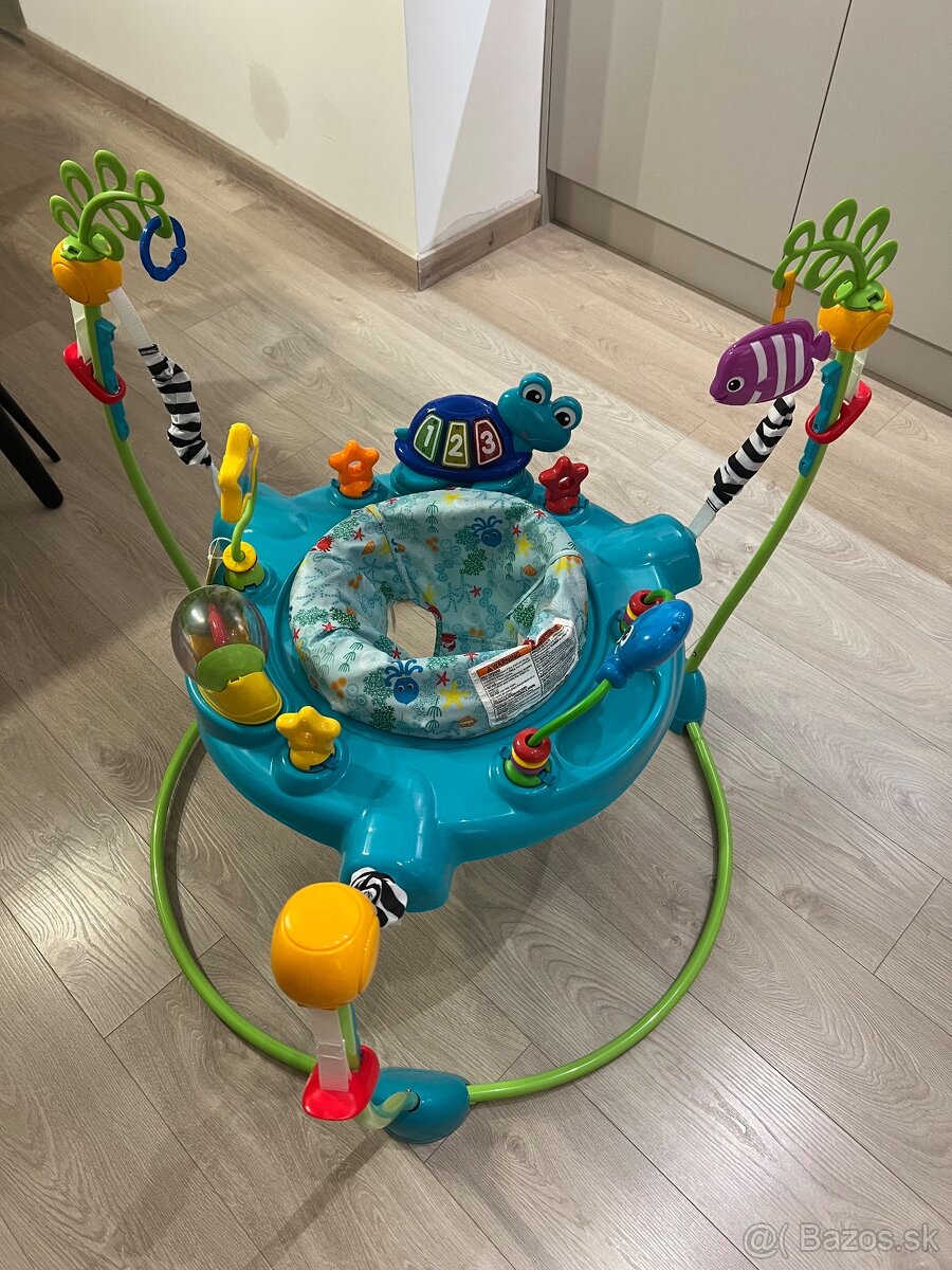 Baby Einstein Skákadlo / Aktívne centrum 2v1 Curiosity Cove