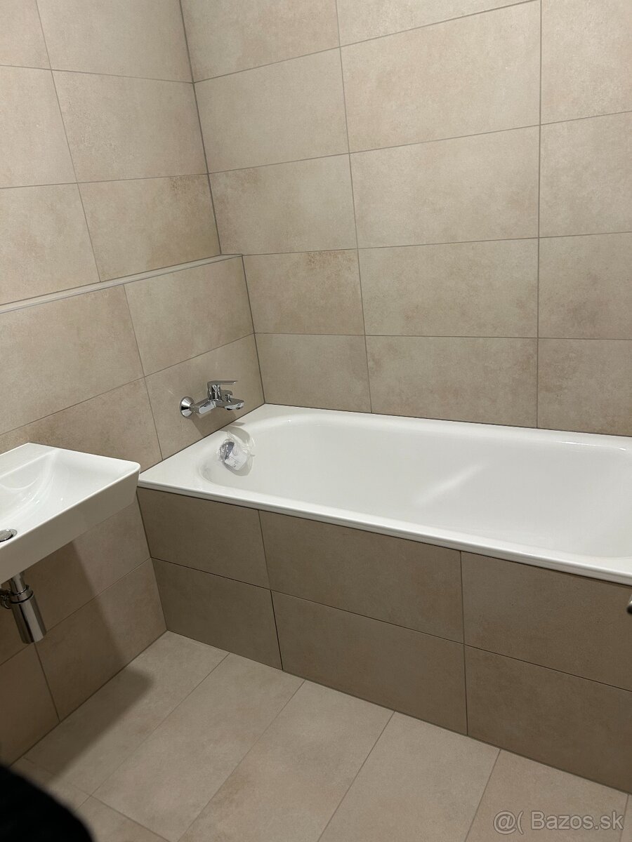 Skolaudovaný-2 izb. bytu s balkónom a parkovaním - B. Kostol