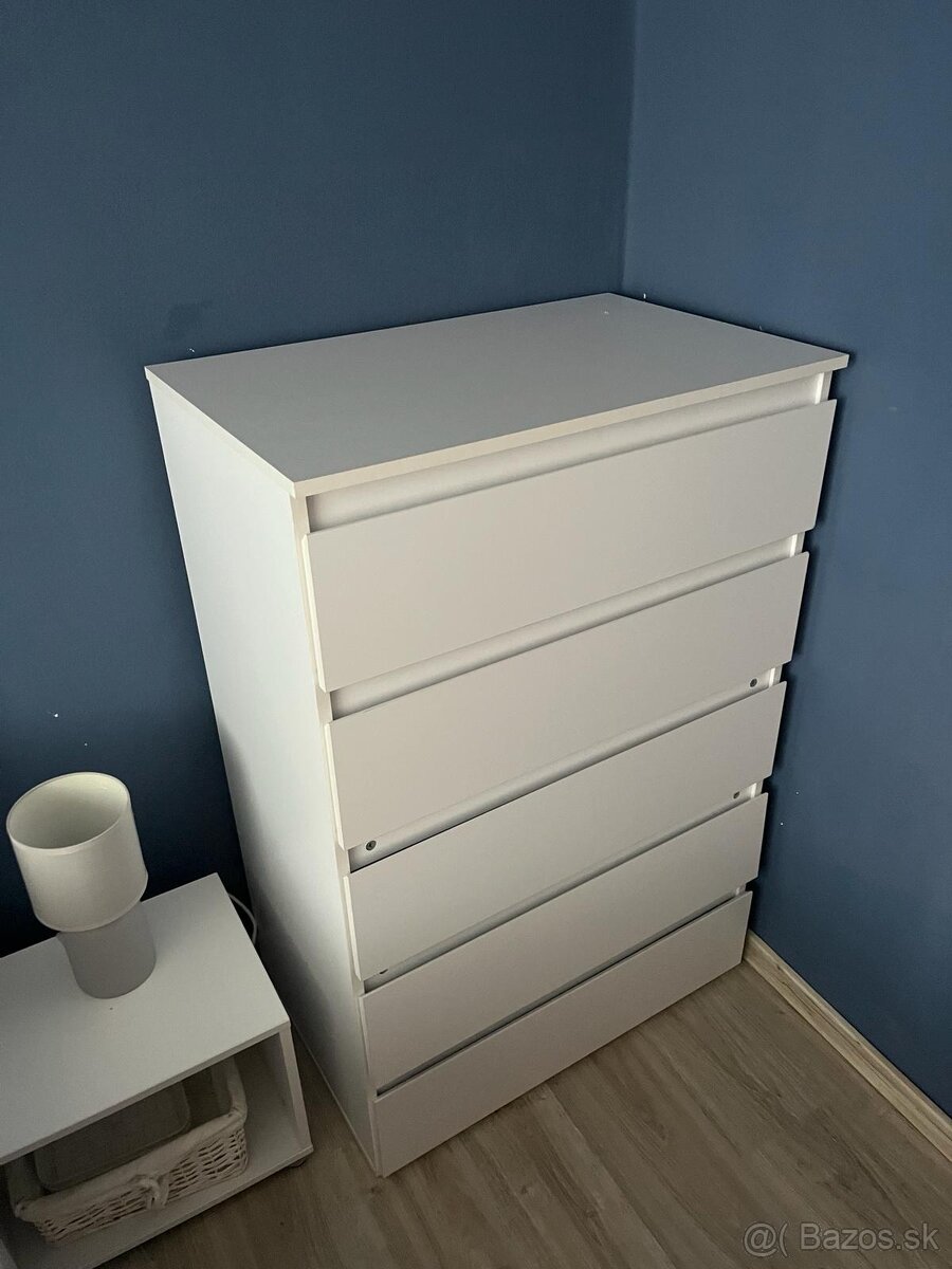 Biela komoda s 5 zásuvkami