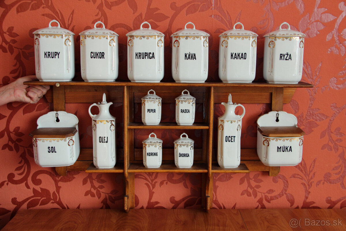 Starožitné koreničky v poličke