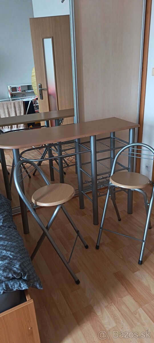 Barový stôl so stoličkami