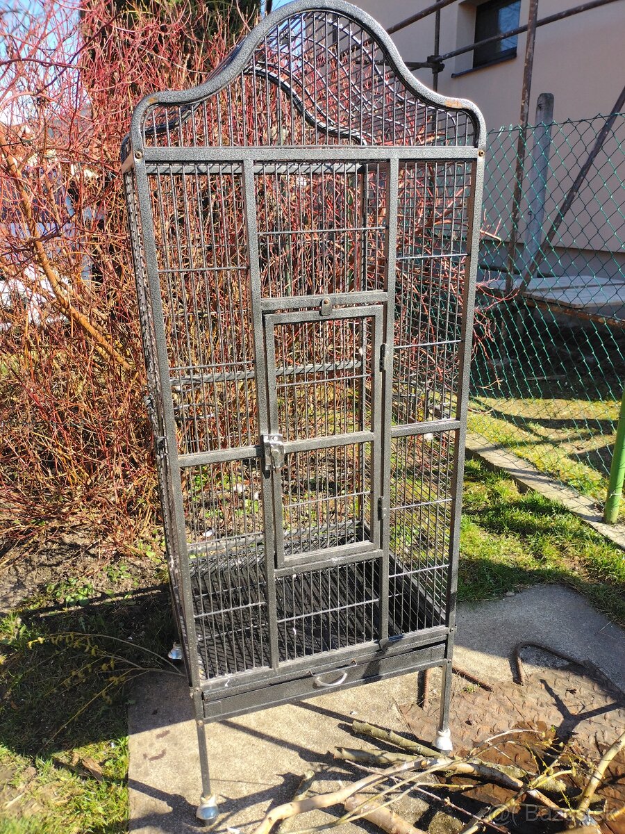 Veľká klietka pre papagája veľkosti žaka
