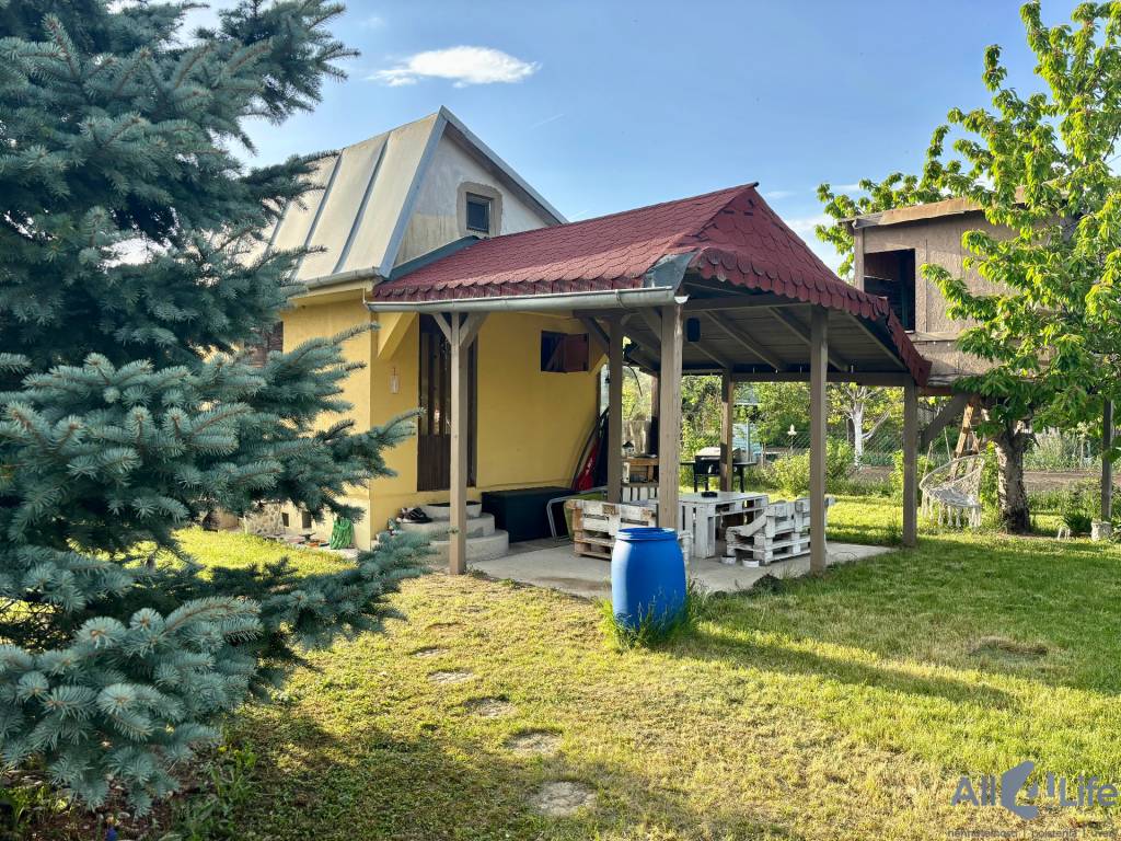 PREDAJ - Slnečná záhrada s chatkou v ZO Sĺňava, Piešťany (Dr