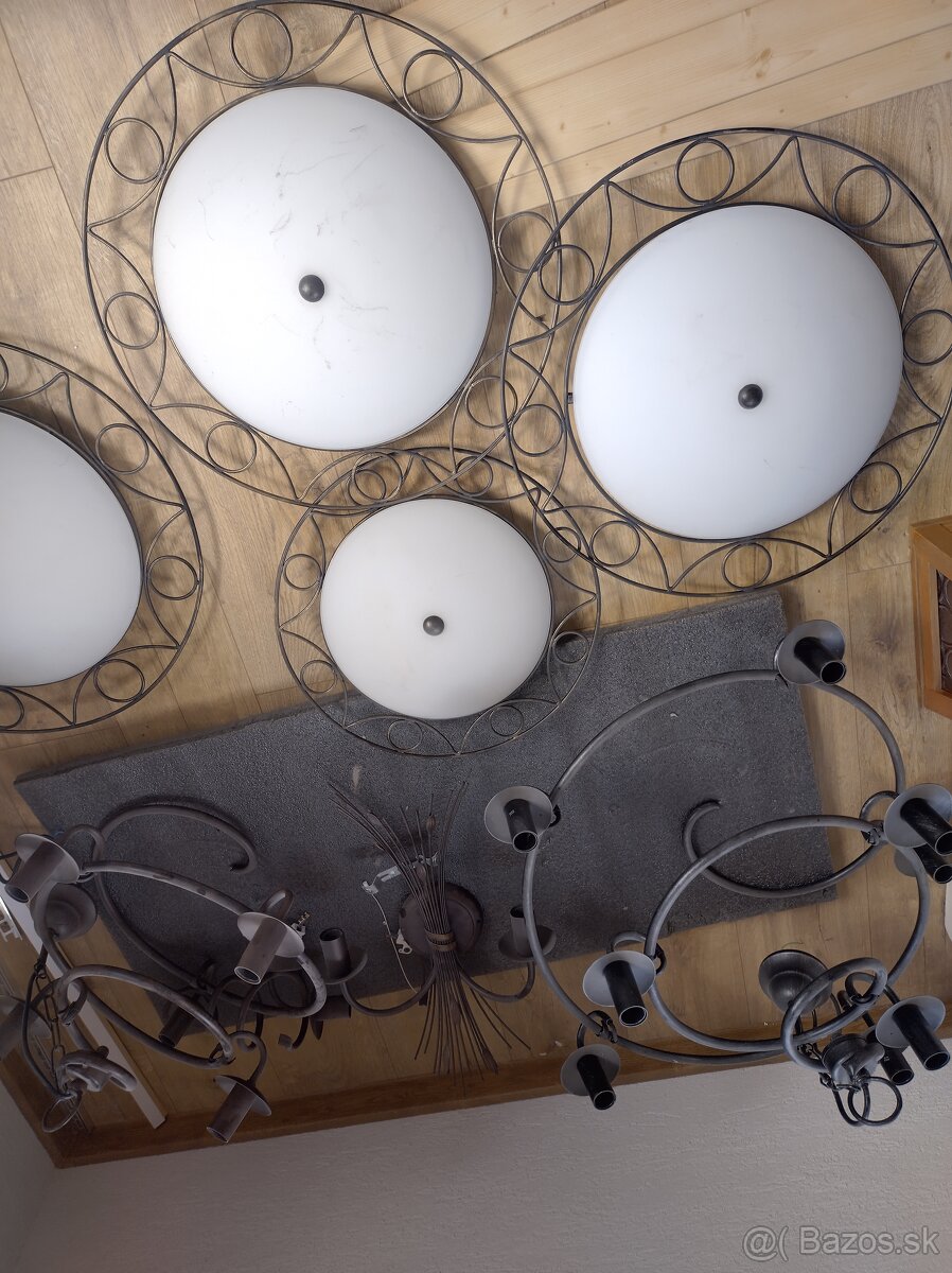 Lustre a lampy