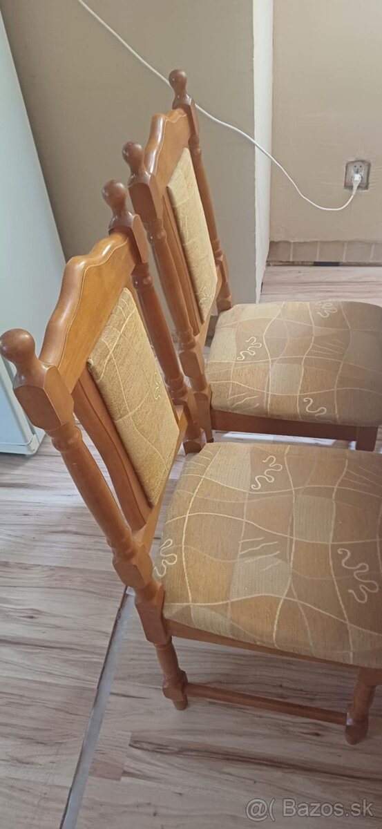Na predaj kuchynský stôl so stolickami