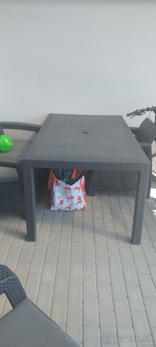 Plastový stôl značky Keter