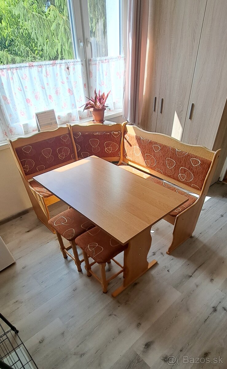 Rohová lavica a stôl