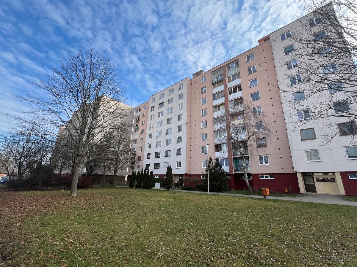 SIMI real - 3 izbový byt s balkónom - ihneď k dispozícii