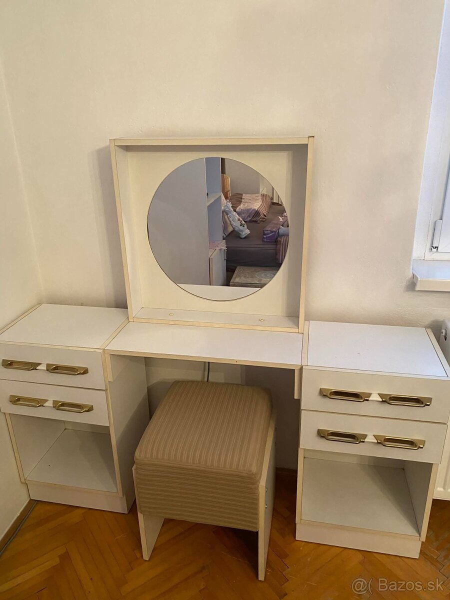 Kozmetický stolík