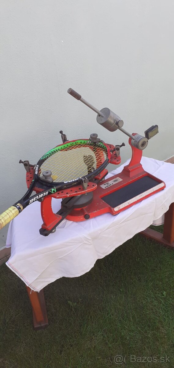 Vypletací stroj na tenisové rakety