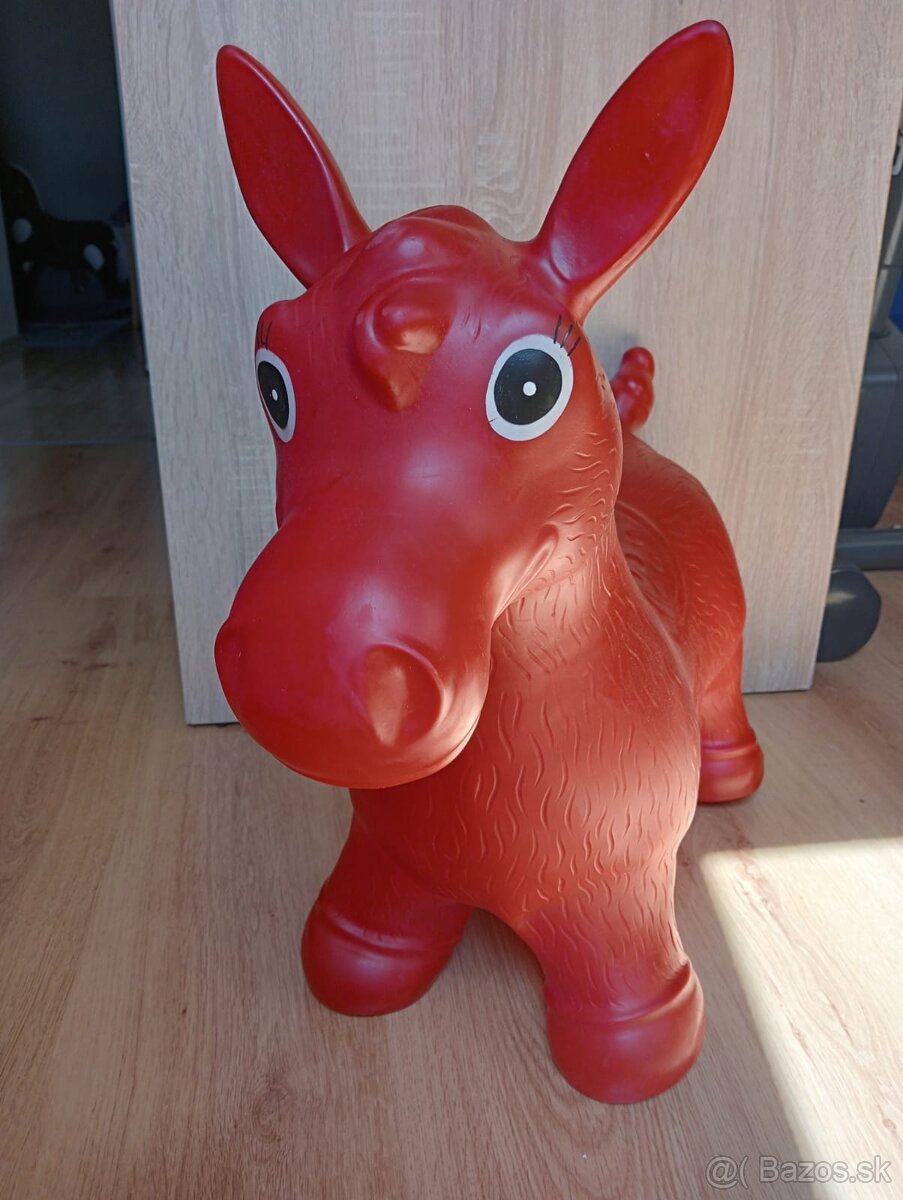 červený nafukovací koník