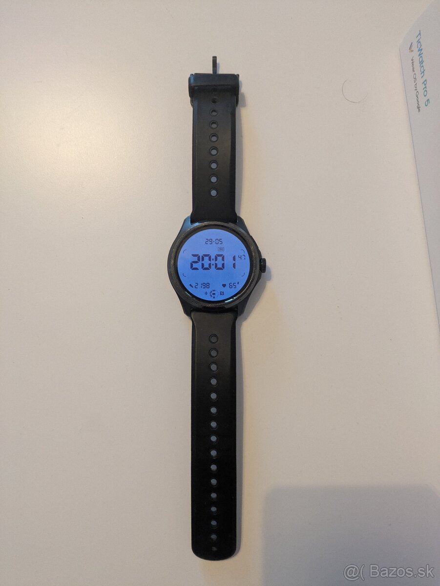 Ticwatch pro 5 v 99 % stave bez škrabancov