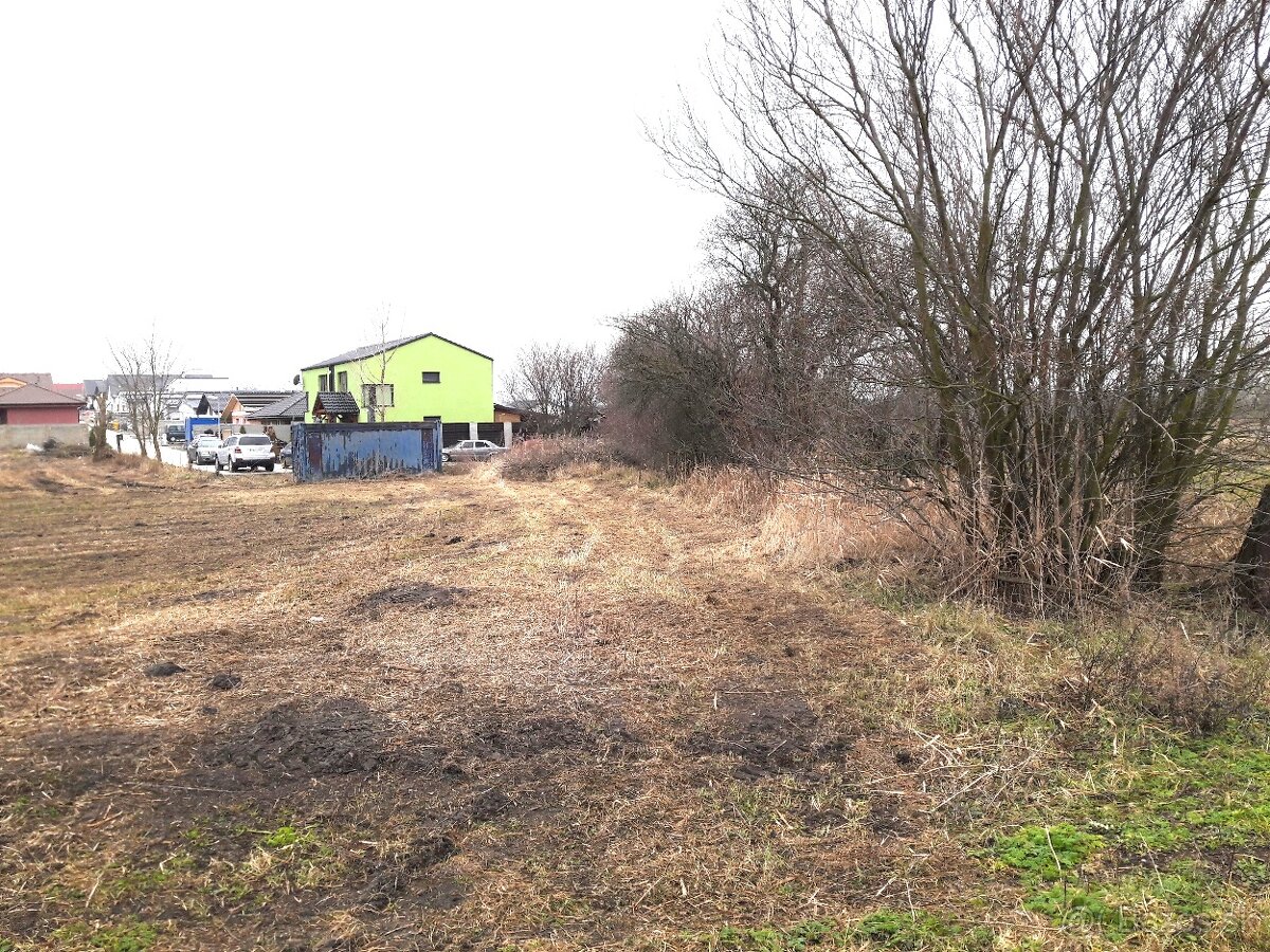 Predaj – Stavebný pozemok na 2 rodinné domy v obci Láb