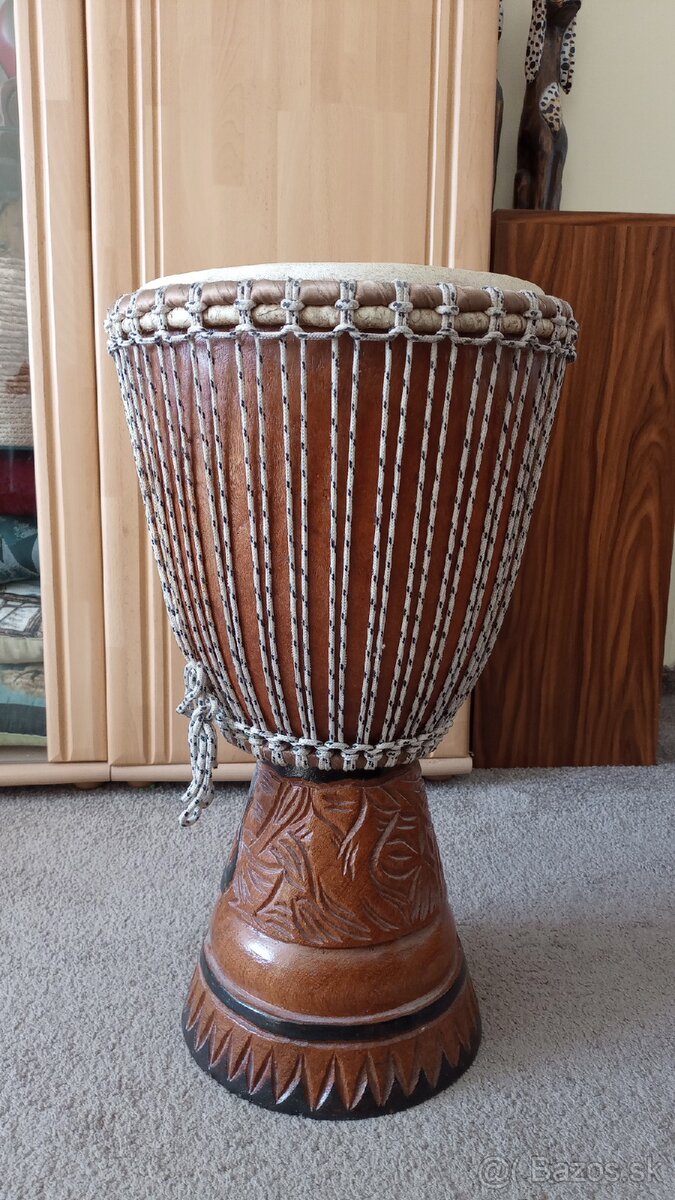 Stary velky djembe bubon
