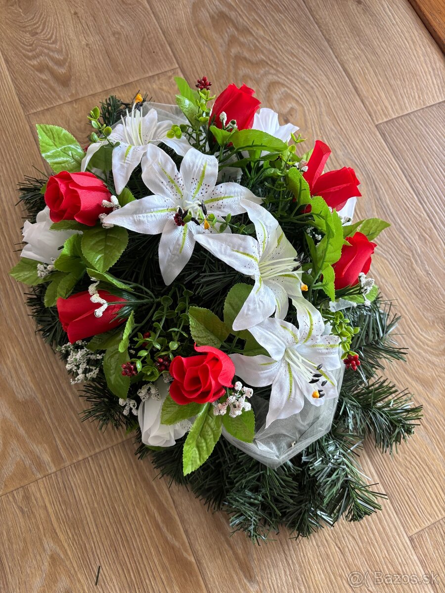 PREDÁM UMELÉ VENCE NA HROB