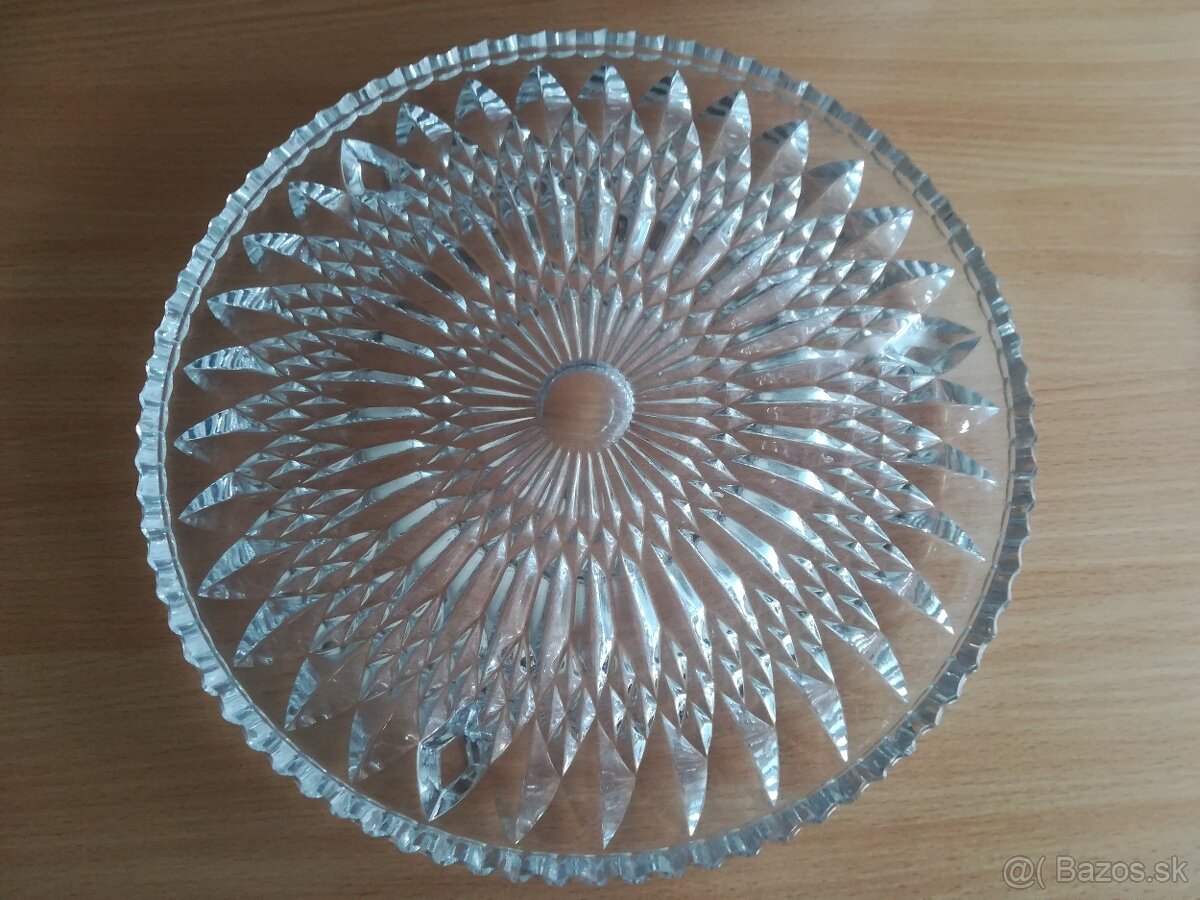 Krasna sklena tacka na sklenych pozickach.