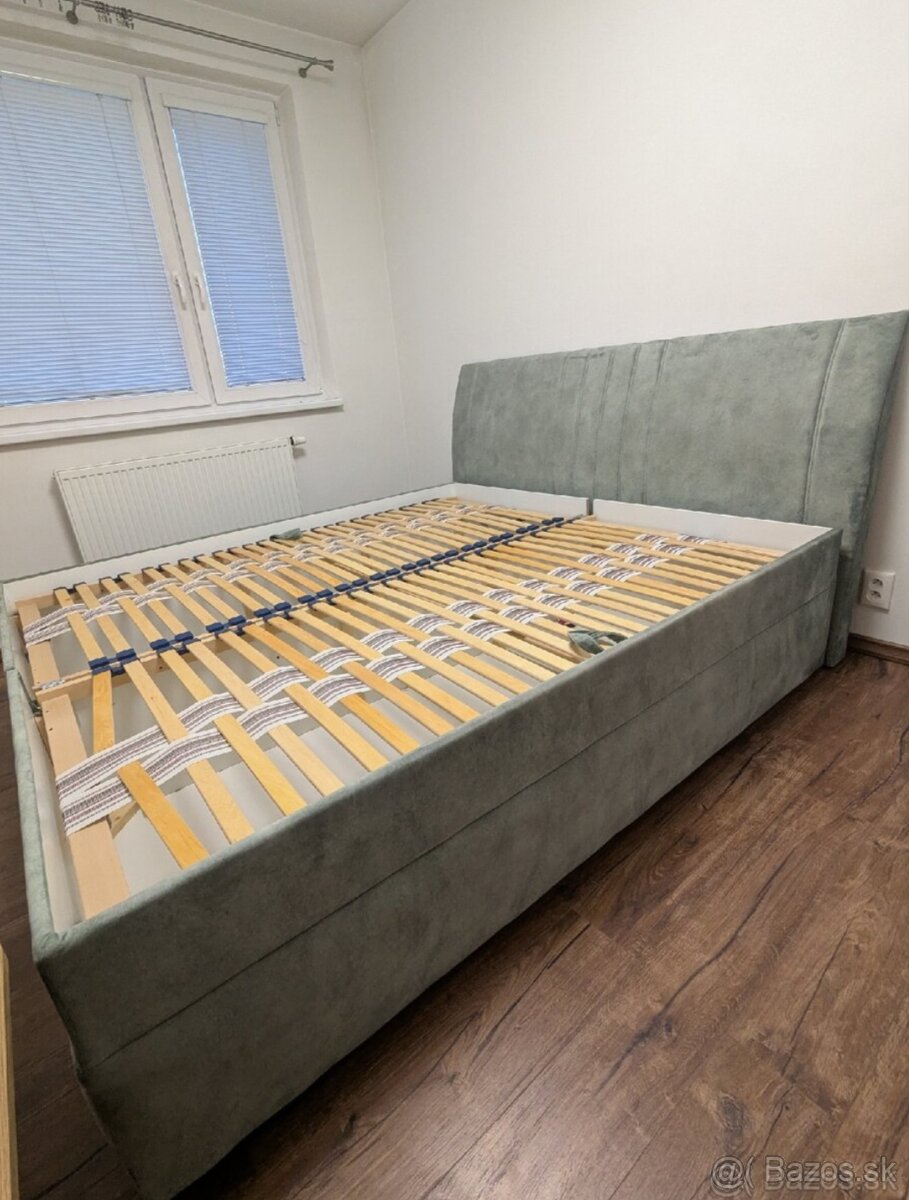 Čalúnená manželská posteľ