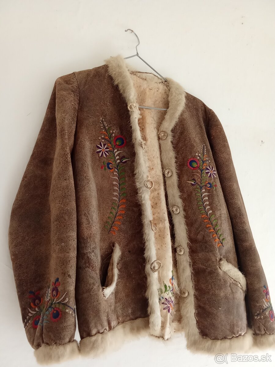 Starý krojovy kožuch.