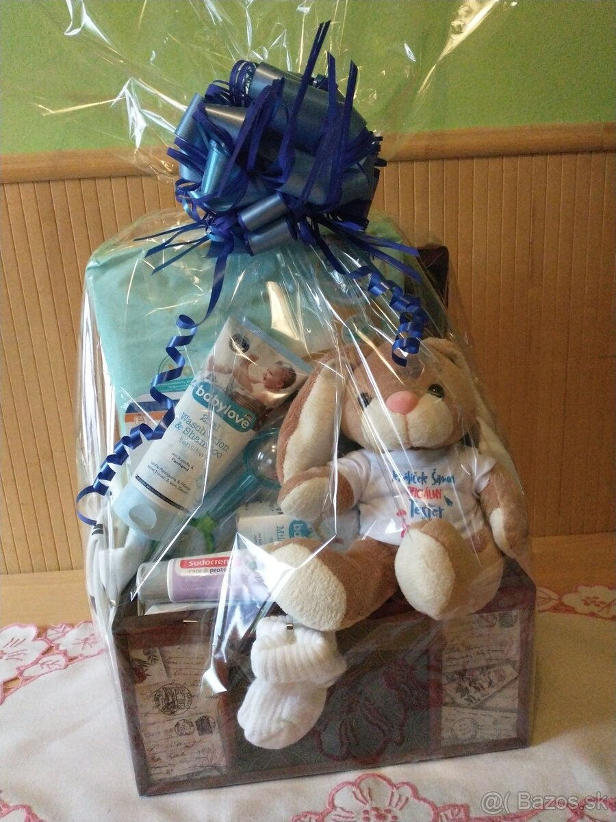 Plienková torta - darčekový kôš pre bábätko drevená truhlica