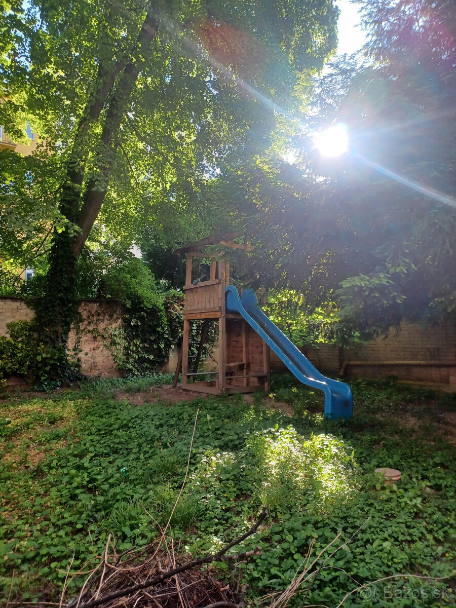 Predáme drevený záhradný domček so šmykľavkou