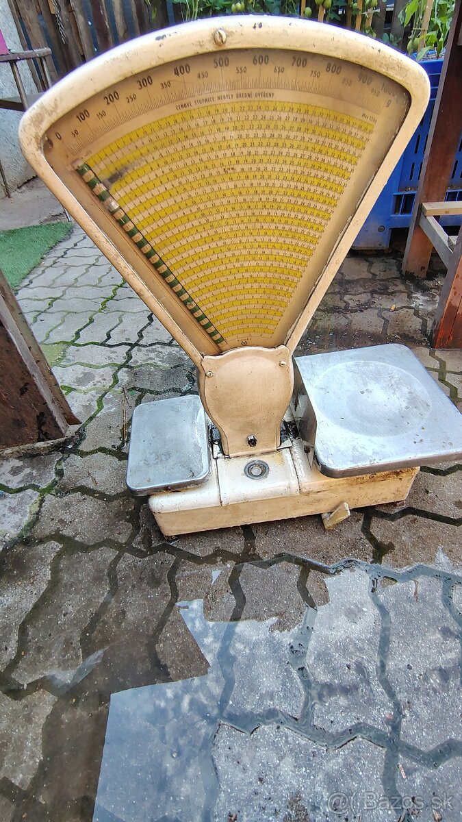 Predám váhy a plechové skrine