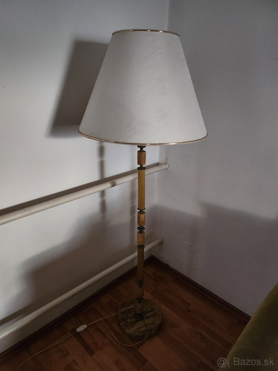 Stojaca lampa