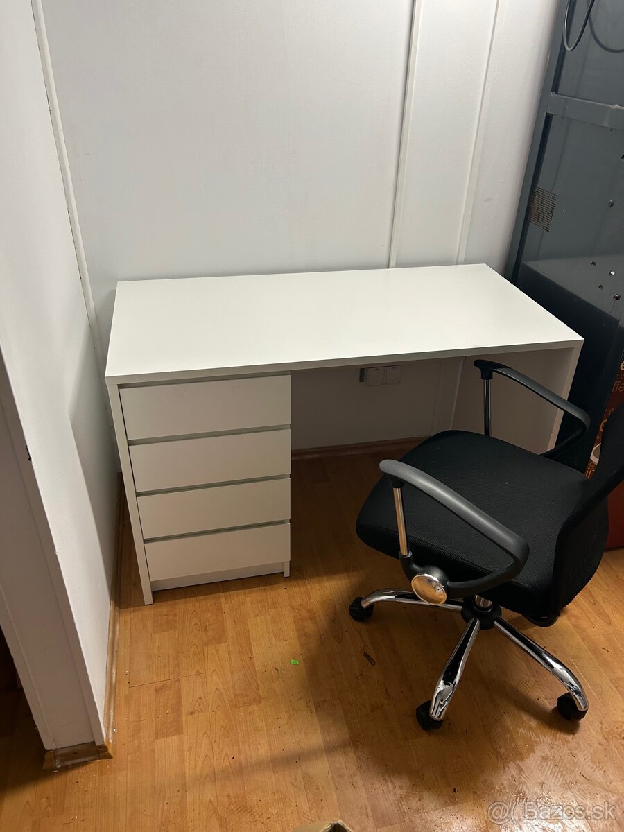 Pracovný stôl a stolička
