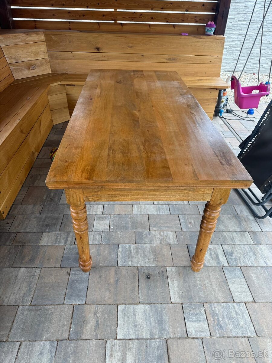 Masívny stôl